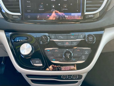 Used 2024 Chrysler Pacifica Touring-L image 15