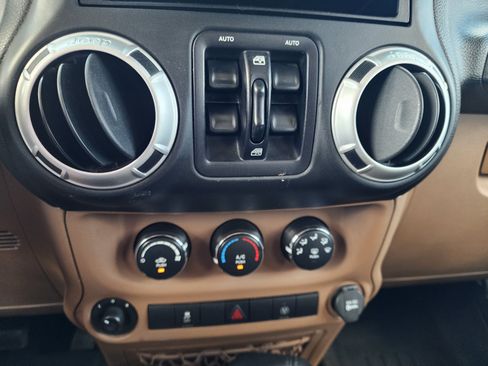 Used 2016 Jeep Wrangler Unlimited Rubicon w/ Connectivity Group AWD/4WD image 24