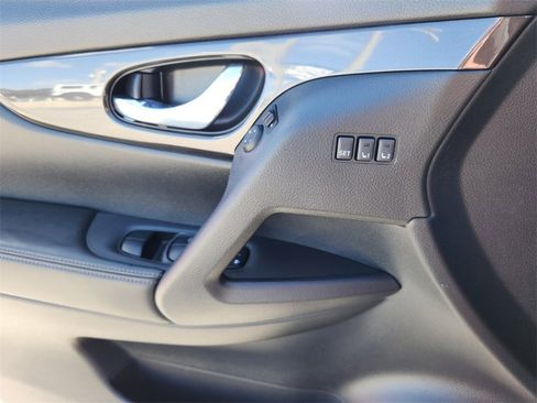 Used 2019 Nissan Rogue SV w/ Premium Package image 15