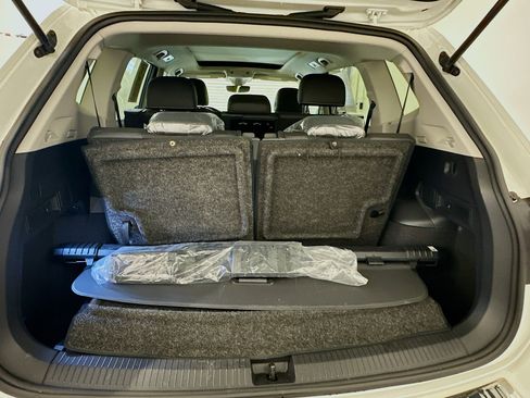 Used 2023 Volkswagen Tiguan SE w/ Panoramic Sunroof Package image 32