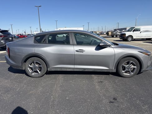Used 2025 Kia K4 LXS image 3