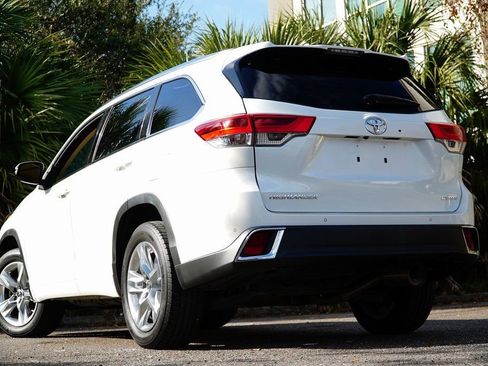 Used 2017 Toyota Highlander Limited FWD image 4