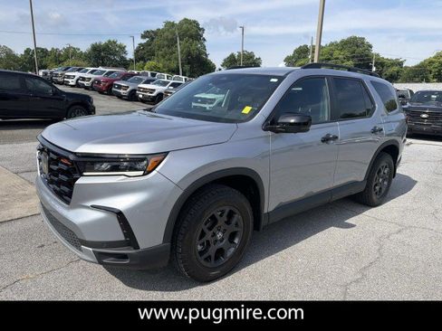 Used 2025 Honda Pilot TrailSport image 3