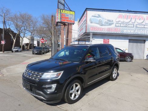 Used 2016 Ford Explorer XLT w/ Equipment Group 202A image 2