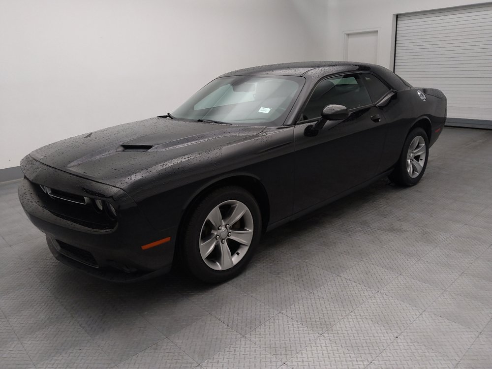 Used 2017 Dodge Challenger SXT RWD image 2
