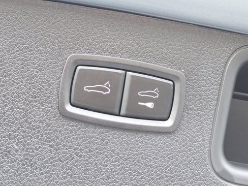 Certified 2024 Porsche Macan image 36