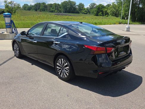Used 2025 Nissan Altima 2.5 SV FWD image 3