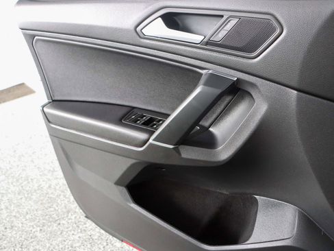 Used 2020 Volkswagen Tiguan SE w/ Panoramic Sunroof Package image 22