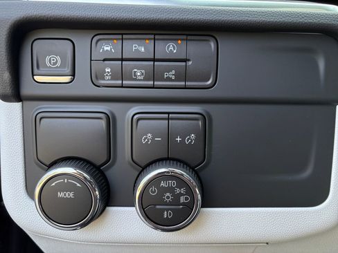 New 2026 Chevrolet Suburban Premier image 25