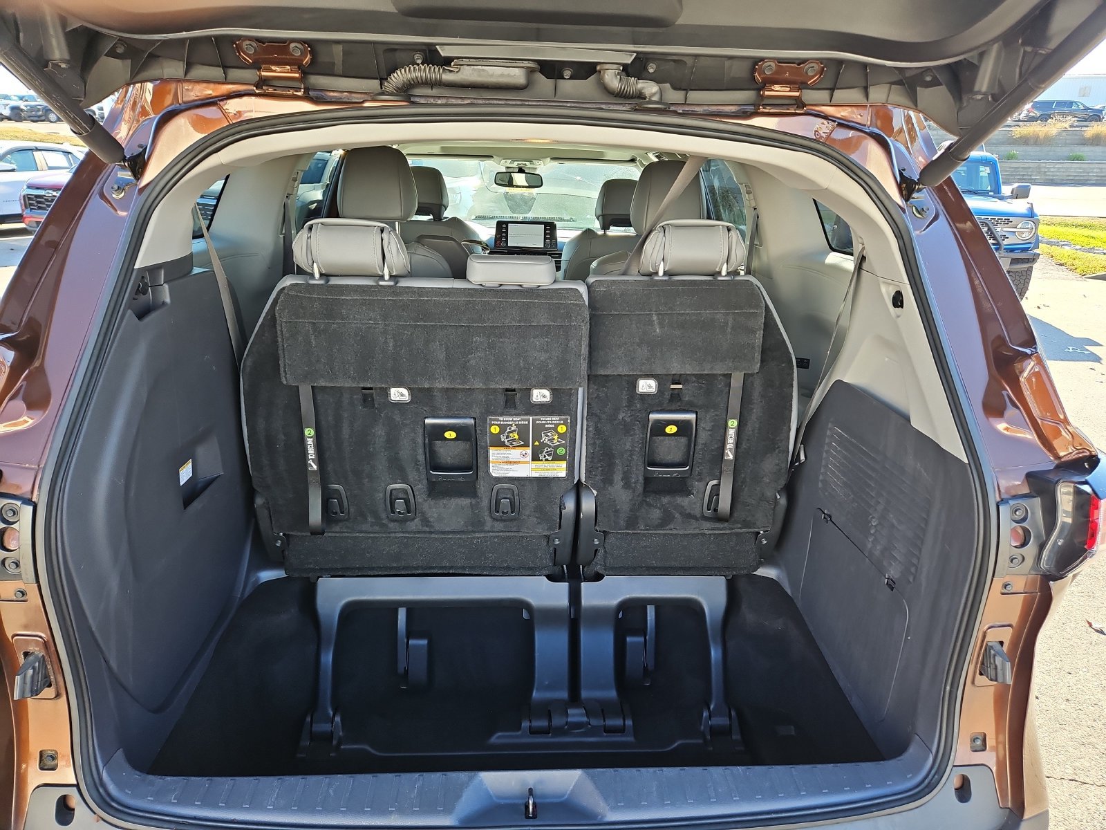 Certified 2022 Toyota Sienna XLE w/ XLE Plus Package FWD image 7