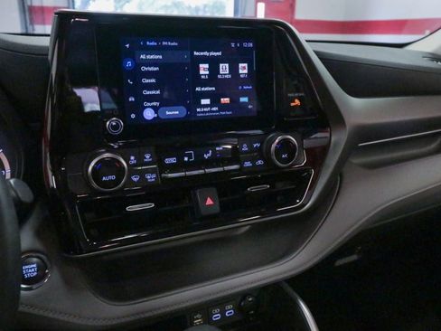 Used 2023 Toyota Highlander LE image 16