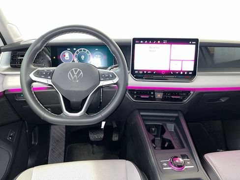 Certified 2025 Volkswagen Tiguan SE image 20