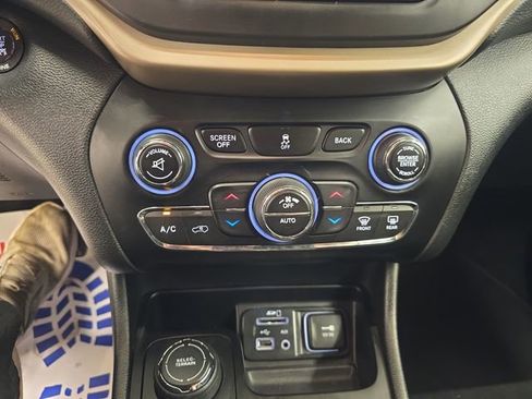 Used 2015 Jeep Cherokee Limited AWD/4WD image 21