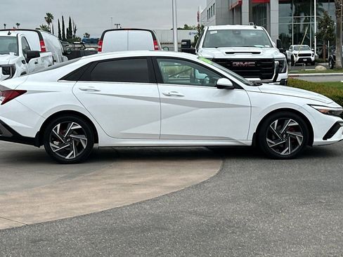 Used 2024 Hyundai Elantra SEL w/ Convenience Package FWD image 3