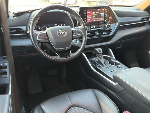 Used 2021 Toyota Highlander XSE FWD image 18