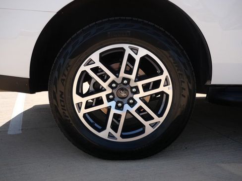 Used 2025 Ford Expedition Active AWD/4WD image 8