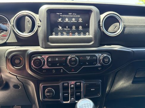 Used 2018 Jeep Wrangler Unlimited Sahara AWD/4WD image 19