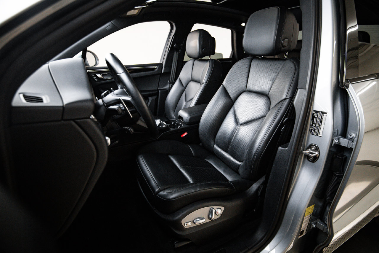Certified 2023 Porsche Macan AWD/4WD image 5