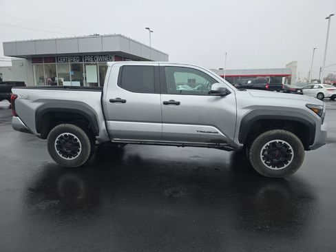 Used 2024 Toyota Tacoma TRD Off-Road AWD/4WD image 4