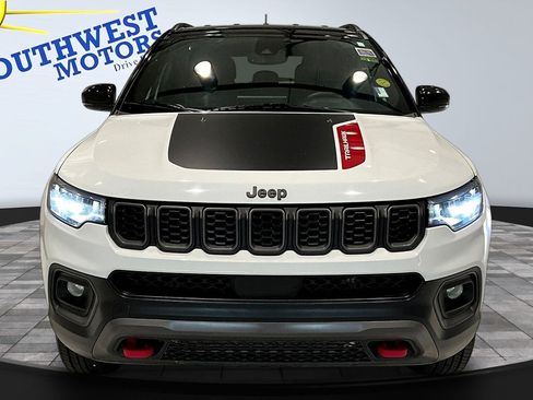 Used 2025 Jeep Compass Trailhawk w/ Trailer Tow Group AWD/4WD image 2