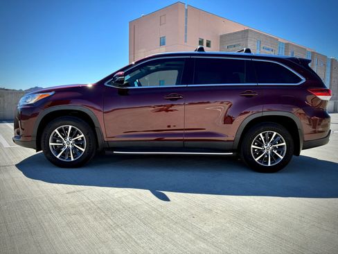Used 2019 Toyota Highlander XLE FWD image 5