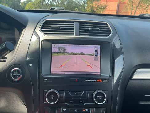 Used 2019 Ford Explorer XLT w/ Equipment Group 202A AWD/4WD image 34