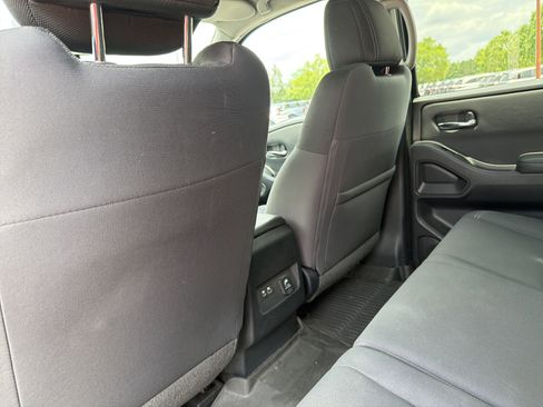 Used 2023 Nissan Frontier SV w/ SV Convenience Package RWD image 16