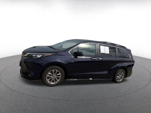 Used 2025 Toyota Sienna XLE FWD image 7