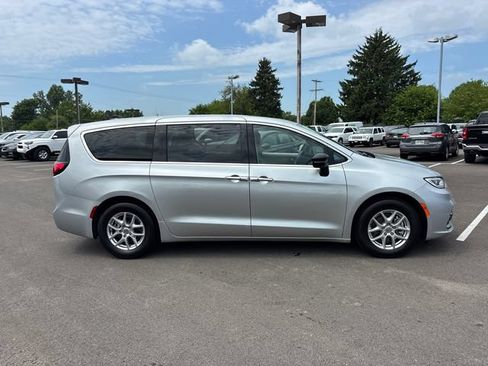 Used 2024 Chrysler Pacifica Touring-L FWD image 30