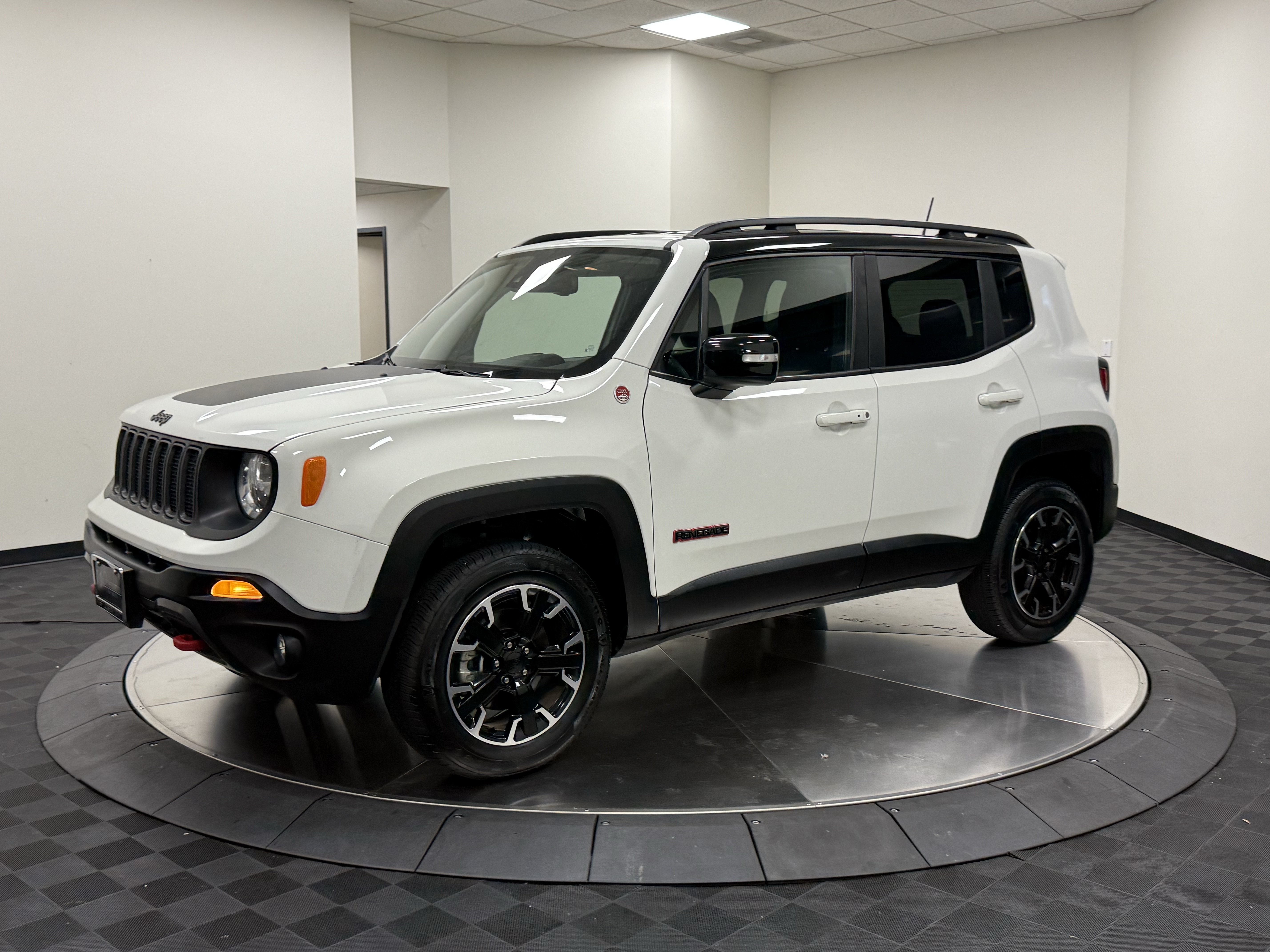 Used 2023 Jeep Renegade Trailhawk AWD/4WD image 3