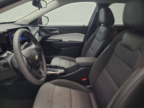 Used 2025 Chevrolet Trax LT FWD image 17