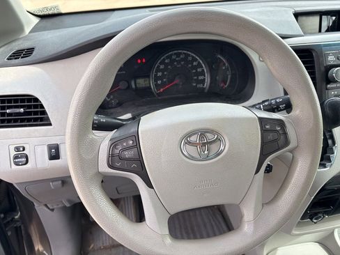 Used 2012 Toyota Sienna LE w/ Towing Pkg FWD image 14