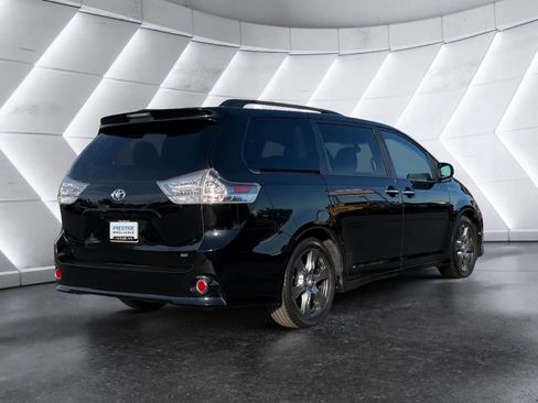 Used 2017 Toyota Sienna SE Premium image 5