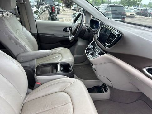 Used 2020 Chrysler Pacifica Touring-L FWD image 7
