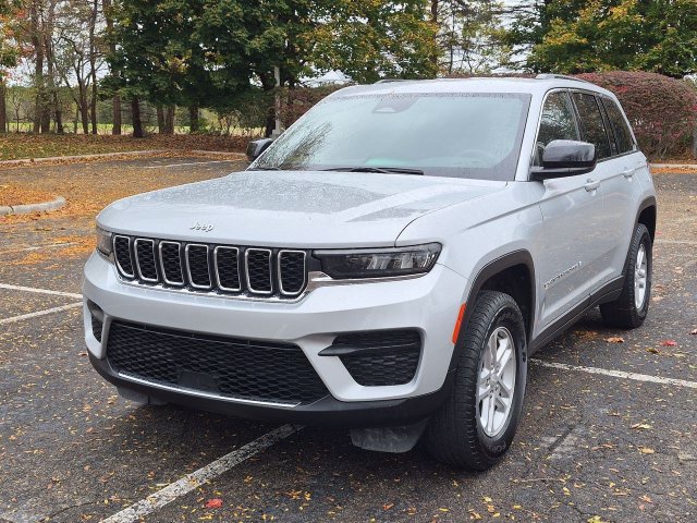 Used 2024 Jeep Grand Cherokee Laredo w/ Luxury Tech Group I AWD/4WD image 7
