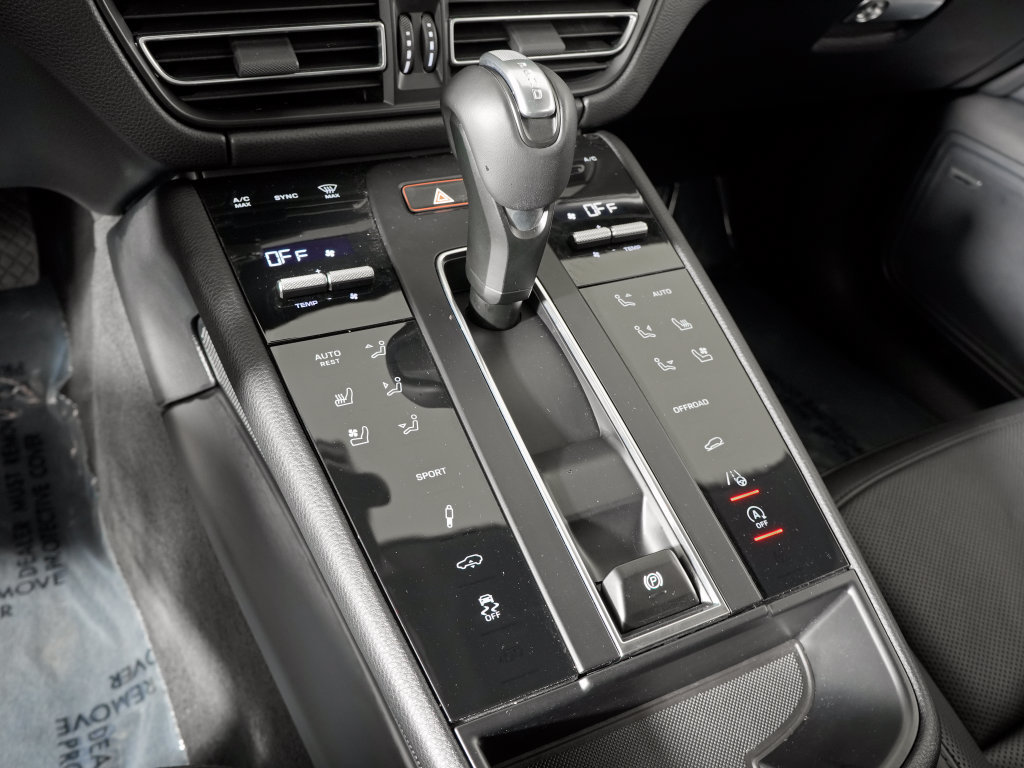 Certified 2025 Porsche Macan w/ Premium Package Plus AWD/4WD image 33