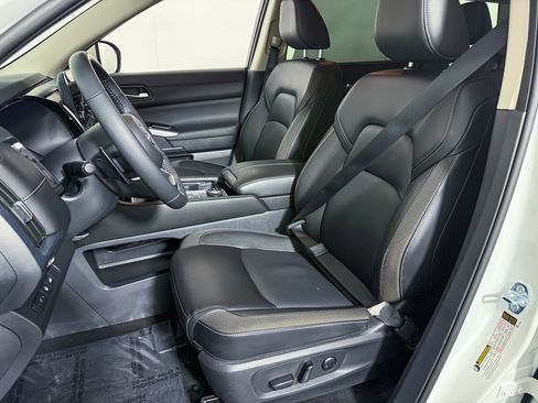 Certified 2024 Nissan Pathfinder SL image 39