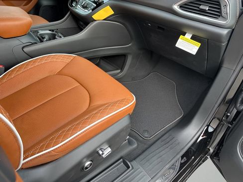New 2026 Chrysler Pacifica Pinnacle image 16