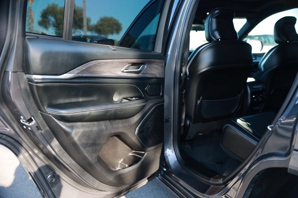 Used 2023 Jeep Grand Cherokee Overland w/ Advanced Protech Group III AWD/4WD image 37