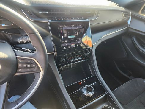 Used 2023 Jeep Grand Cherokee L Laredo image 16