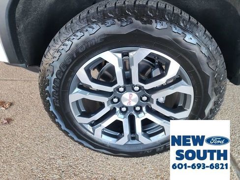 Used 2024 GMC Canyon AT4 w/ AT4 Premium Package image 39