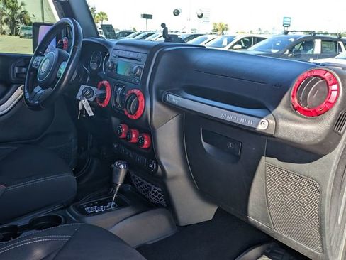 Used 2017 Jeep Wrangler Unlimited Rubicon w/ Connectivity Group image 28