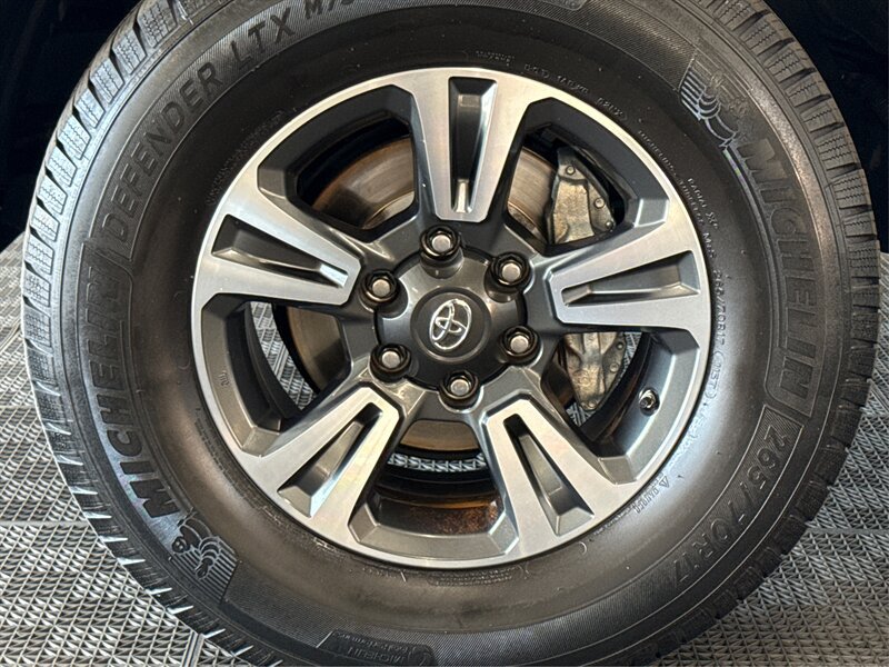 Used 2017 Toyota Tacoma TRD Sport w/ Tow Package RWD image 16