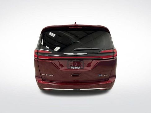 Used 2022 Chrysler Pacifica Limited w/ Uconnect Theater Family Group image 16