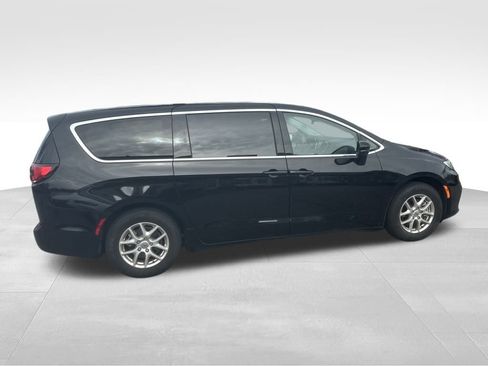 Used 2024 Chrysler Pacifica Touring-L image 24