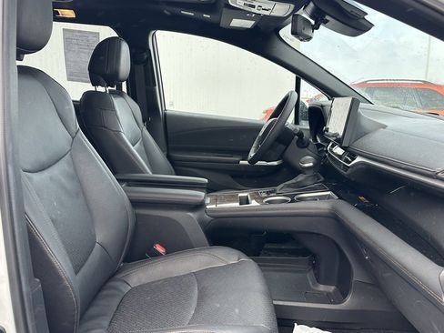 Used 2025 Toyota Sienna Platinum image 23