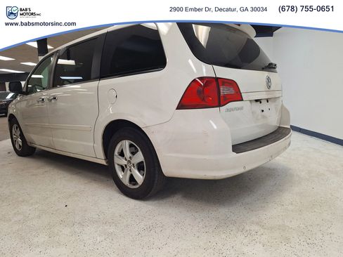Used 2011 Volkswagen Routan SEL Premium FWD image 11