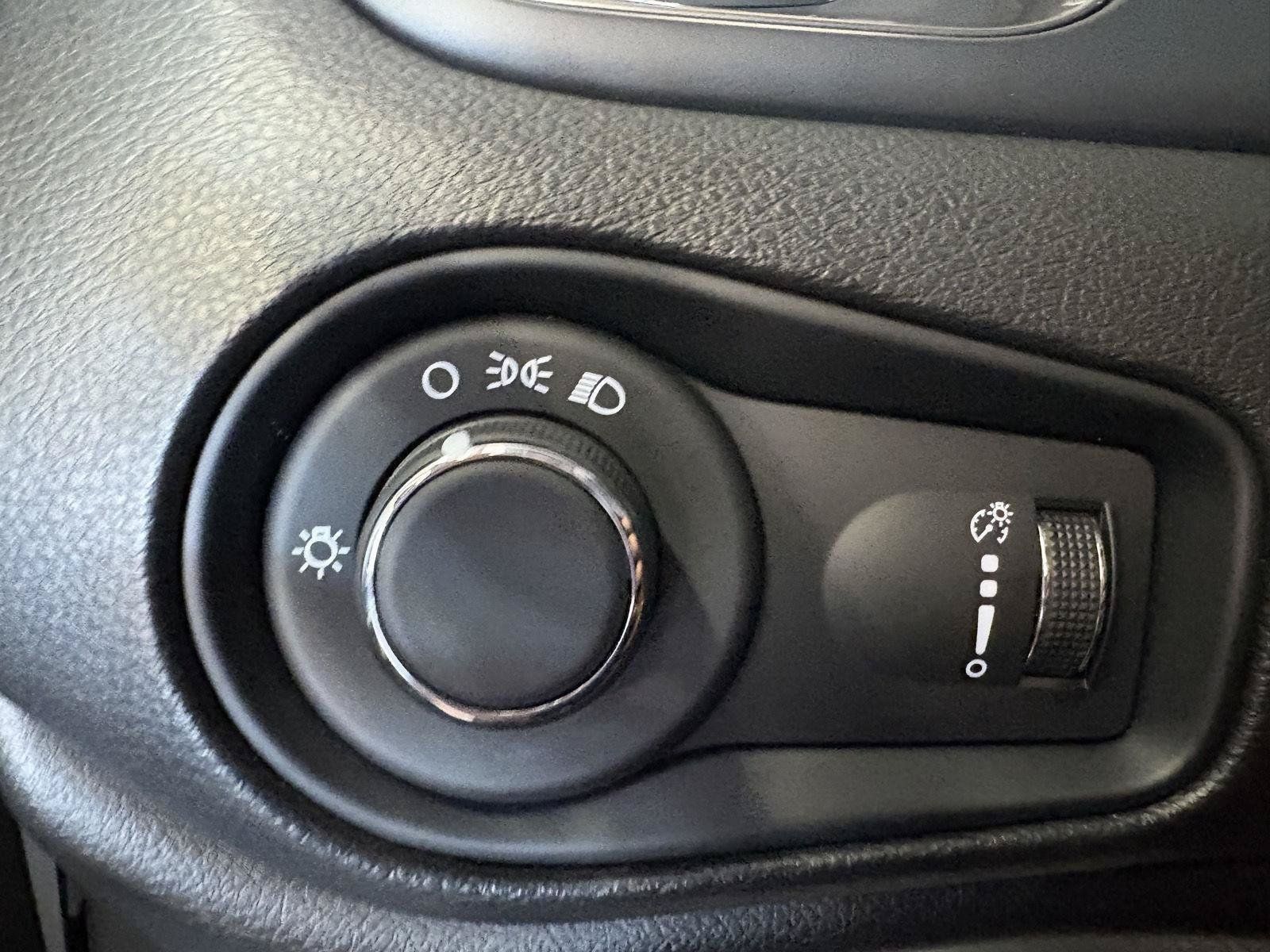 Used 2023 Jeep Renegade Latitude AWD/4WD image 24