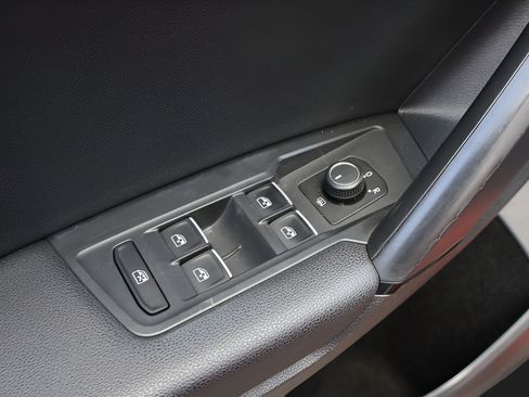 Used 2019 Volkswagen Tiguan SE w/ Panoramic Sunroof Package FWD image 11
