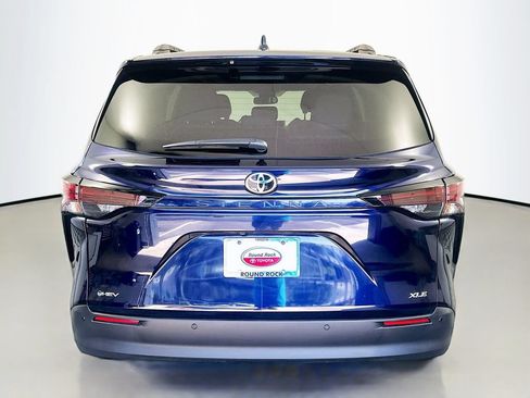 Certified 2026 Toyota Sienna XLE FWD image 6